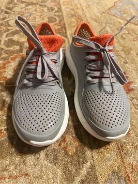 Crocs men size 4 women size 6 Lightweight Gray & Orange Casual Sneakers